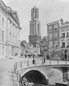 66861 Gezicht op de Stadhuisbrug te Utrecht met op de achtergrond de Vismarkt en de Domtoren. Links het stadhuis en ...